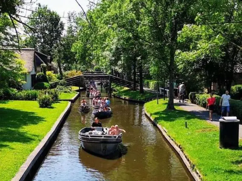 Rondje Giethoorn Boot, audiotour & minigolf